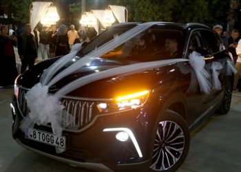 Muğla’da tanıtımı yapılan Togg nişanlanacak çift için süslendi