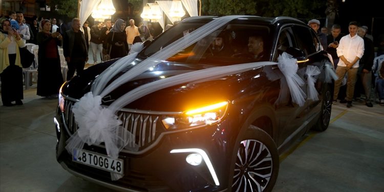 Muğla’da tanıtımı yapılan Togg nişanlanacak çift için süslendi