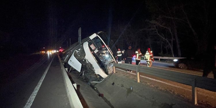 Bursa'da öğrencileri taşıyan tur otobüsü devrildi