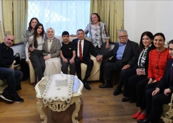 Cumhurbaşkanı Yardımcısı Oktay ve eşi Hümeyra Oktay, Londra'da Kıbrıs Türkü aileye misafir oldu