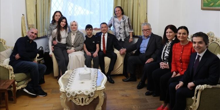 Cumhurbaşkanı Yardımcısı Oktay ve eşi Hümeyra Oktay, Londra'da Kıbrıs Türkü aileye misafir oldu