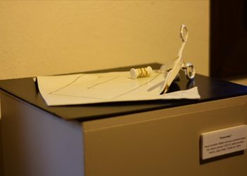 Annesinin anısını eşyalarıyla açtığı seramik sergisinde yaşatıyor