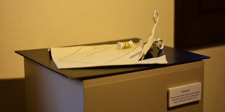 Annesinin anısını eşyalarıyla açtığı seramik sergisinde yaşatıyor