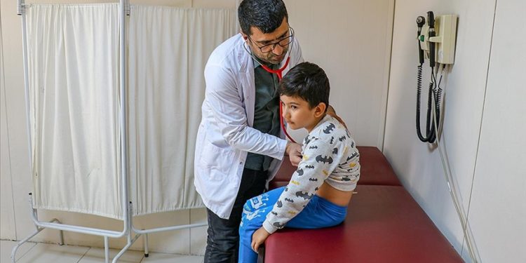 Malatya’da depremzedelerin yaraları tam teşekküllü sahra hastanesinde sarılıyor