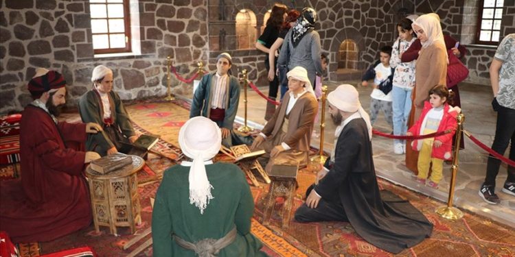 Ağrı’da misafir edilen depremzedeler İshak Paşa Sarayı’nı gezdi