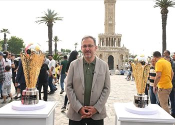 Bakan Kasapoğlu, İzmir'de sergilenen şampiyonluk kupalarını ziyaret etti