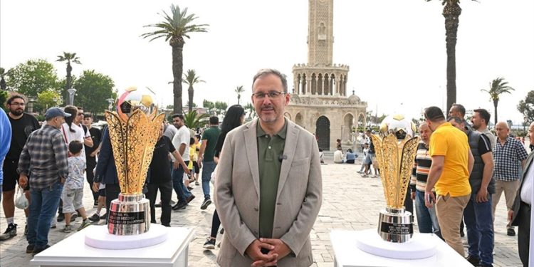 Bakan Kasapoğlu, İzmir'de sergilenen şampiyonluk kupalarını ziyaret etti