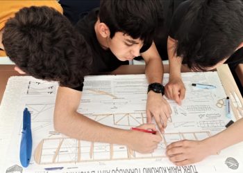 Osmaniye’de depremzede çocuklar maket uçak yapımını öğreniyor