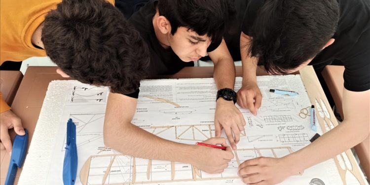 Osmaniye’de depremzede çocuklar maket uçak yapımını öğreniyor