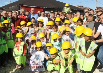 Hatay’da enkazlarda arama kurtarmalara katılan madenciler, depremzedelerle buluştu