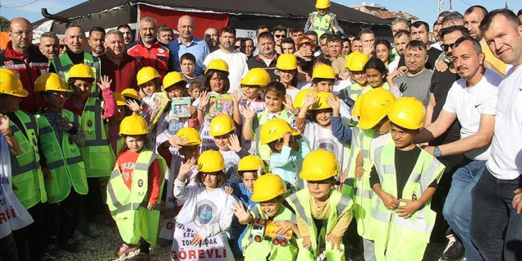 Hatay’da enkazlarda arama kurtarmalara katılan madenciler, depremzedelerle buluştu