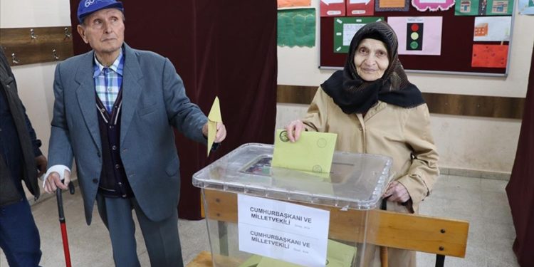Sakarya, Kocaeli ve Zonguldak’ta “asırlık çınarlar” oy kullanmak için sandığa gitti