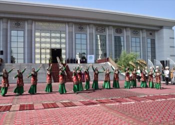 Türkmenistan'da "Halı Bayramı" kutlandı