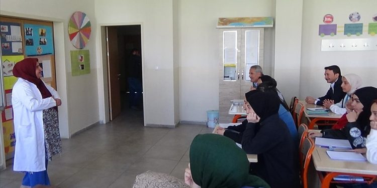 Bingöl'de özel gereksinimli genç kızın öğretmenlik hayali gerçek oldu