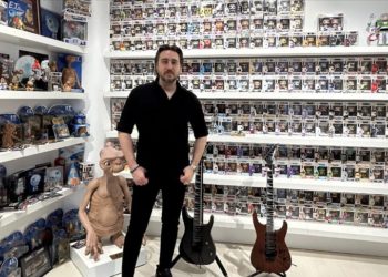 Çocukken hayranı olduğu uzaylı E.T’nin 400 objesini topladı