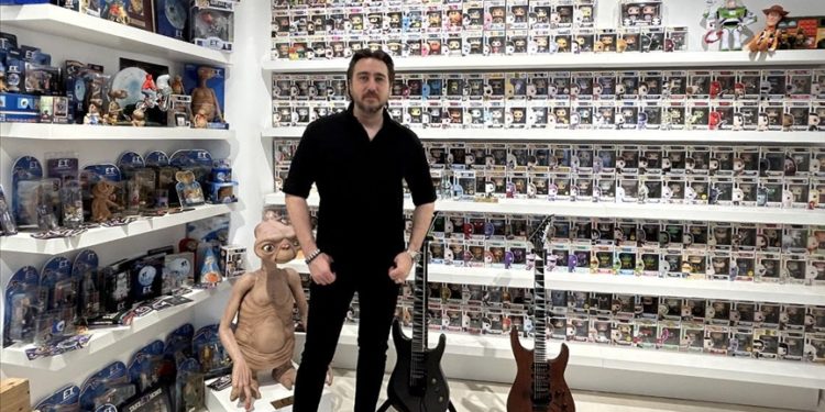 Çocukken hayranı olduğu uzaylı E.T’nin 400 objesini topladı