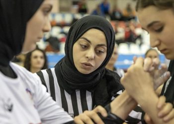 Lisede başladığı bilek güreşinde genç yaşta uluslararası hakem oldu