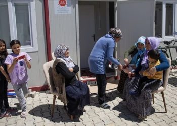 Depremzede kadınlar, acılarını yeni dostluklarla unutmaya çalışıyor