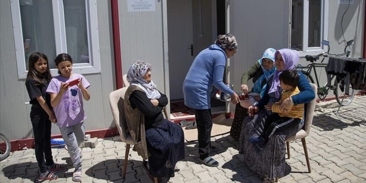 Depremzede kadınlar, acılarını yeni dostluklarla unutmaya çalışıyor