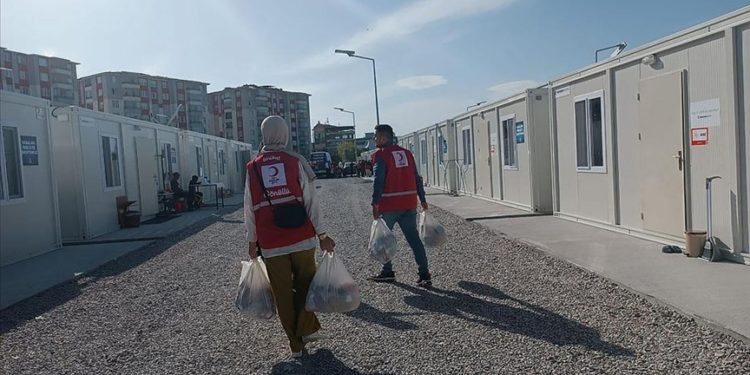 Türk Kızılay Şubesinden özel gereksinimli depremzede çocukların ailelerine destek
