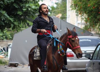 Hatay'da bir seçmen oy kullanmaya atla geldi