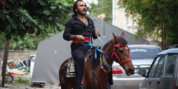 Hatay'da bir seçmen oy kullanmaya atla geldi