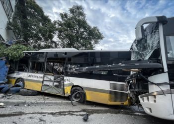 Bursa'da servis aracı ile özel halk otobüsünün çarpıştığı kazada sürücüler yaralandı