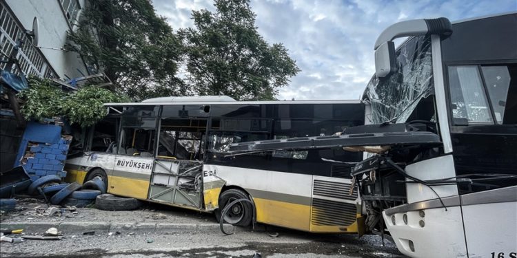 Bursa'da servis aracı ile özel halk otobüsünün çarpıştığı kazada sürücüler yaralandı