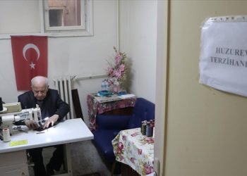 90 yaşındaki Cavit Debreli terziliğini huzurevinde de sürdürüyor