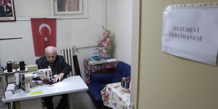 90 yaşındaki Cavit Debreli terziliğini huzurevinde de sürdürüyor