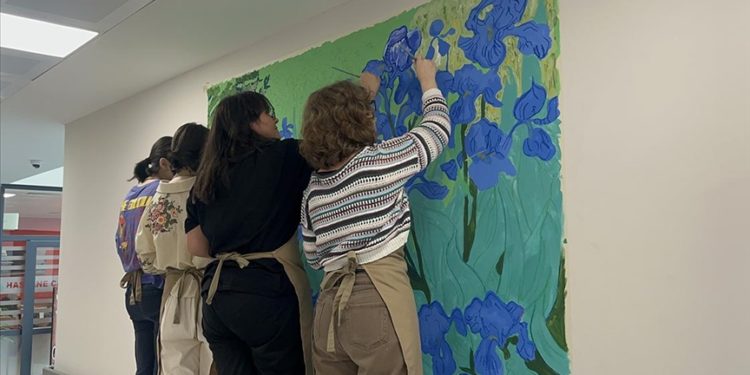 Yalova'da hastanenin duvarlarını güzel sanatlar lisesi öğrencileri renklendiriyor