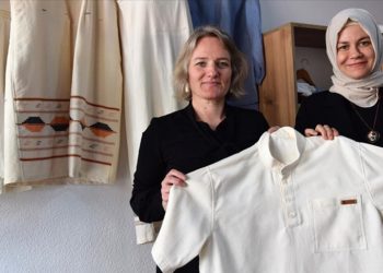 Bilecik’te kooperatif üyesi kadınlar asırlık Lefke bezinden gömlek üretiyor