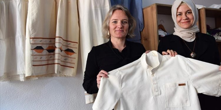 Bilecik’te kooperatif üyesi kadınlar asırlık Lefke bezinden gömlek üretiyor