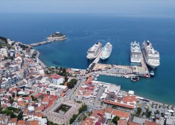 Kuşadası Limanı'na 4 kruvaziyer yanaştı