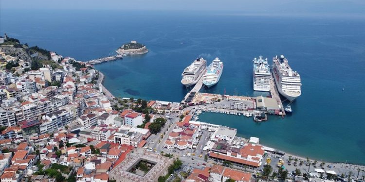 Kuşadası Limanı'na 4 kruvaziyer yanaştı