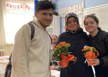 Bartın'da sandık kurulu görevlisine kızından "Anneler Günü" sürprizi