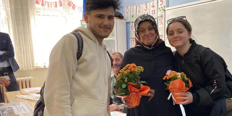 Bartın'da sandık kurulu görevlisine kızından "Anneler Günü" sürprizi