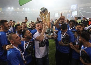 Süper Lig'e yükselen Çaykur Rizespor kupasını aldı