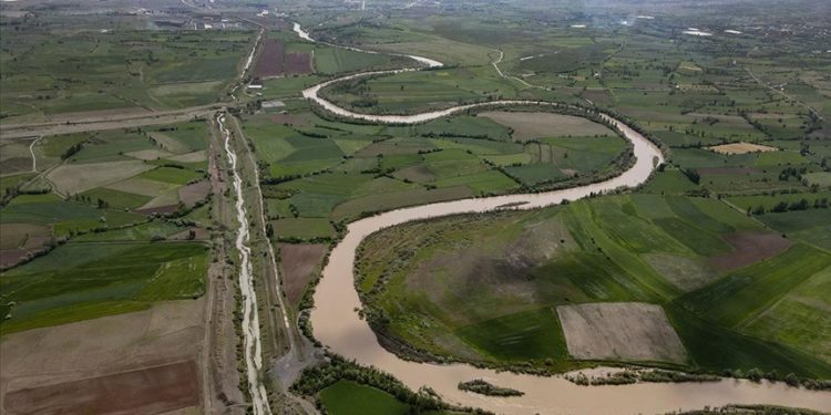 Karasu Nehri çevresi ilkbahar yağışlarıyla yeşile büründü