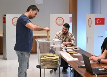 Yurt dışı ve gümrüklerde şu ana kadar yaklaşık 1 milyon 700 bin seçmen oy kullandı