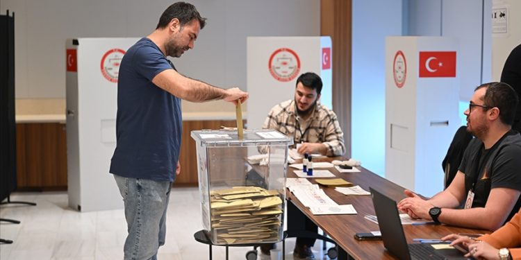 Yurt dışı ve gümrüklerde şu ana kadar yaklaşık 1 milyon 700 bin seçmen oy kullandı