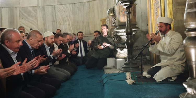 Cumhurbaşkanı Erdoğan, Ayasofya-i Kebir Cami-i Şerifi'nde namaz kıldı, Kur'an okudu
