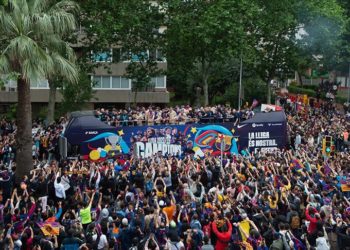 Barcelonalı futbolcular lig şampiyonluğunu kent merkezinde taraftarlarıyla kutladı
