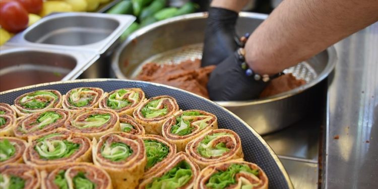 Depremde iş yeri yıkılan Malatyalı kuzenler, Antalya’da dükkan açtı