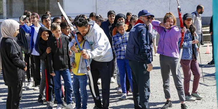 Diyarbakır’da “Mobil Spor” ekibiyle kırsaldaki çocuklar sporla buluşuyor