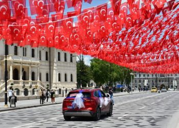 "Anadolu kırmızısı" Togg depremzede kardeşlerin sünnet arabası oldu