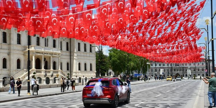 "Anadolu kırmızısı" Togg depremzede kardeşlerin sünnet arabası oldu