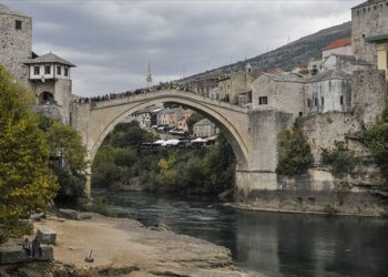 Tarihi Mostar Köprüsü’nün 30 yıl önceki yıkılma anına ait yeni görüntü paylaşıldı