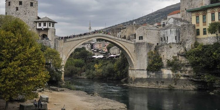 Tarihi Mostar Köprüsü’nün 30 yıl önceki yıkılma anına ait yeni görüntü paylaşıldı