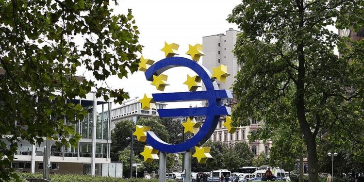 Avro Bölgesi’nde şirket kredileri giderek daha fazla ivme kaybediyor